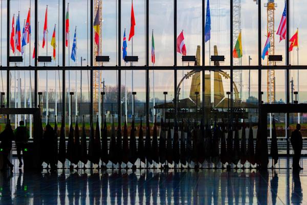 Alemanha e Otan reagem à retirada de tropas dos EUA e defendem reforço das defesas europeias