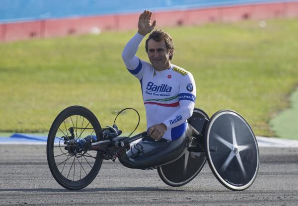 Zanardi marcou o esporte com títulos, superação e reconhecimento internacional após carreira na F1 e no paraciclismo.