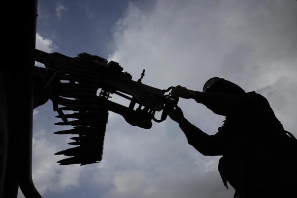 Israel emite alerta para retirada de civis no sul do Líbano e aprova compra de caças em plano bilionário de reforço militar.
