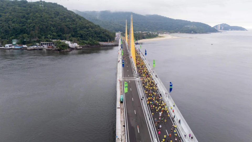 Atletas correm na Ponte de Guaratuba durante a Maratona Internacional do Paraná