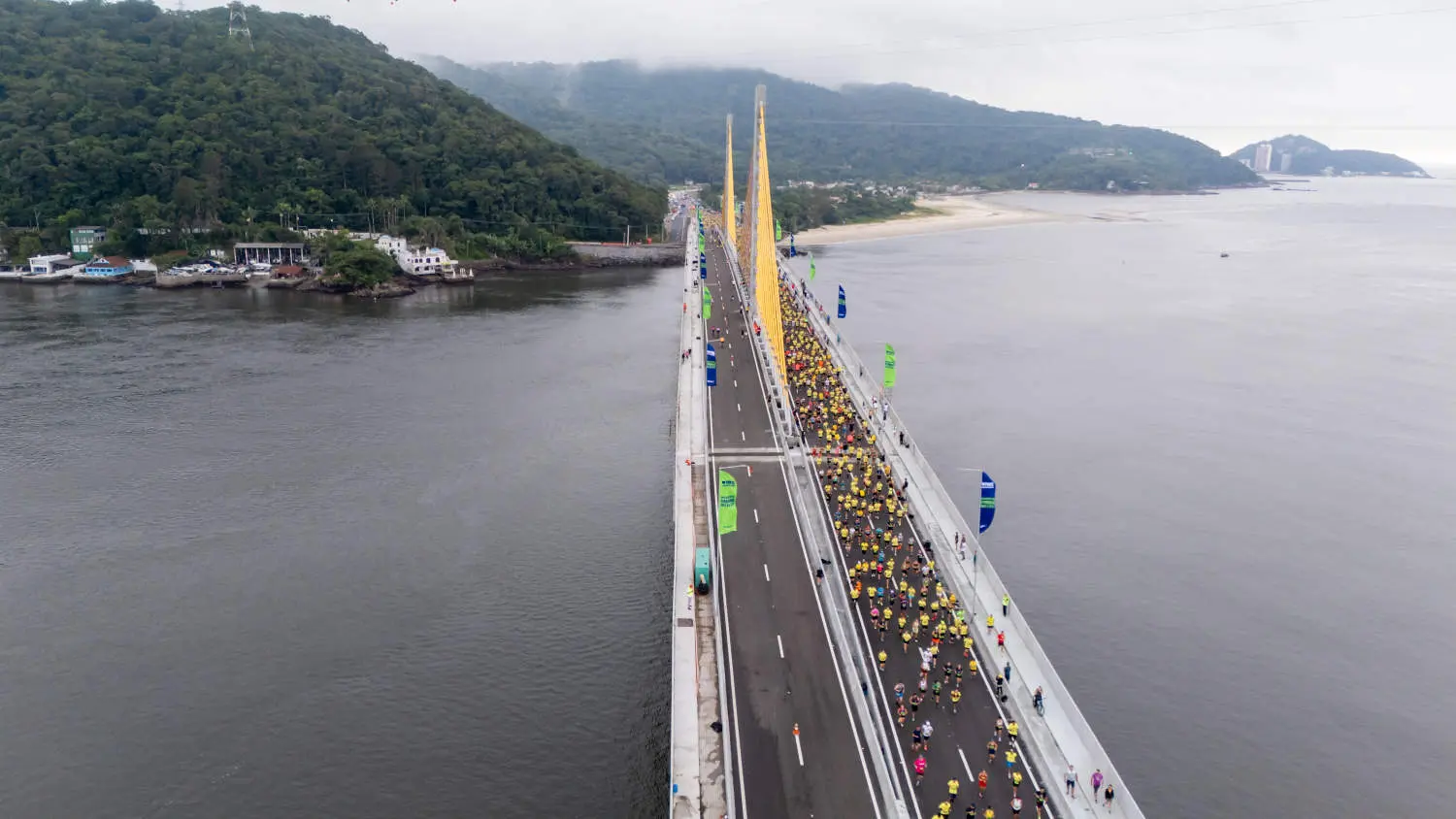 Atletas correm na Ponte de Guaratuba durante a Maratona Internacional do Paraná