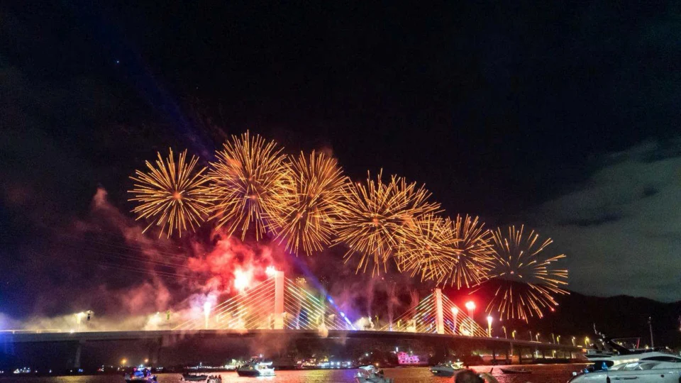 Show de fogos na inauguração da Ponte de Guaratuba