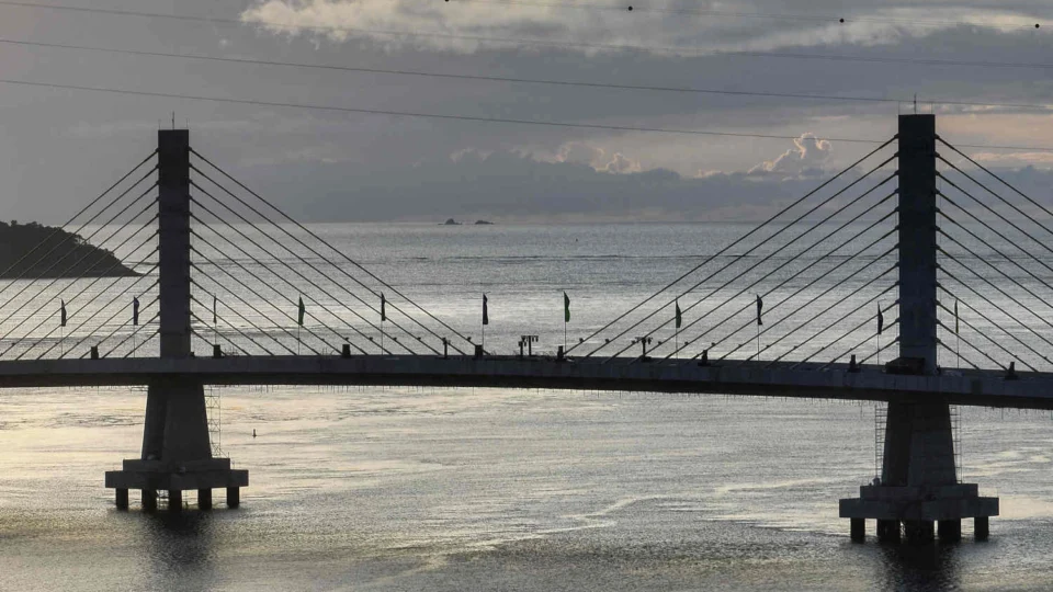 Parte estaiada da ponte em destaque