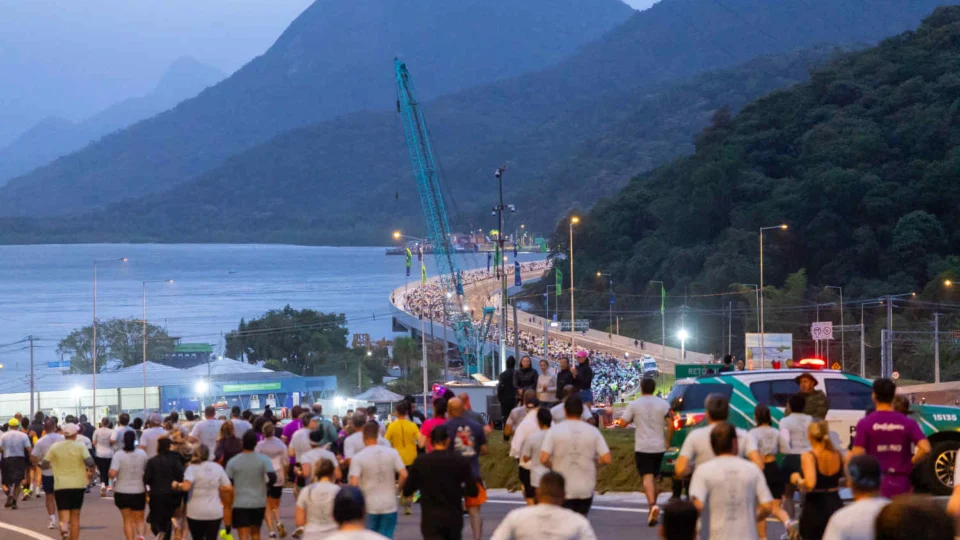 Corredores na Maratona Internacional do Paraná em direção à Ponte de Guaratuba
