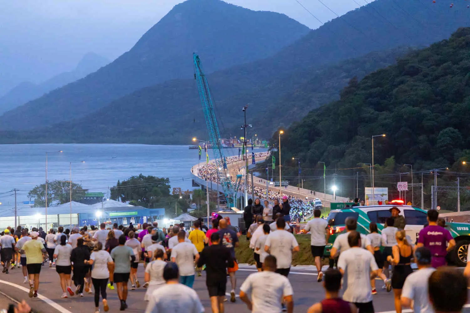 Corredores na Maratona Internacional do Paraná em direção à Ponte de Guaratuba