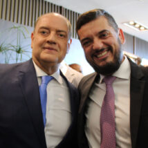 Ricardo Couto e o então presidente da Alerj, Rodrigo Bacellar. Seu afastamento do cargo concluiu o esvaziamento da linha sucessória para o governo do Rio de Janeiro. Imagem referente a matéria