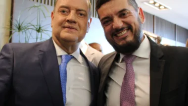 Ricardo Couto e o então presidente da Alerj, Rodrigo Bacellar. Seu afastamento do cargo concluiu o esvaziamento da linha sucessória para o governo do Rio de Janeiro.