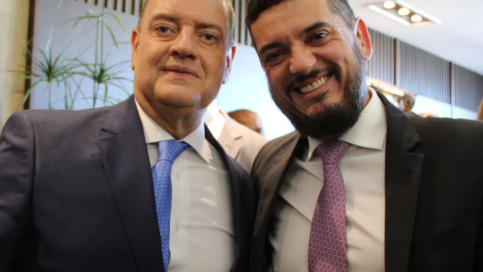 Ricardo Couto e o então presidente da Alerj, Rodrigo Bacellar. Seu afastamento do cargo concluiu o esvaziamento da linha sucessória para o governo do Rio de Janeiro. 
