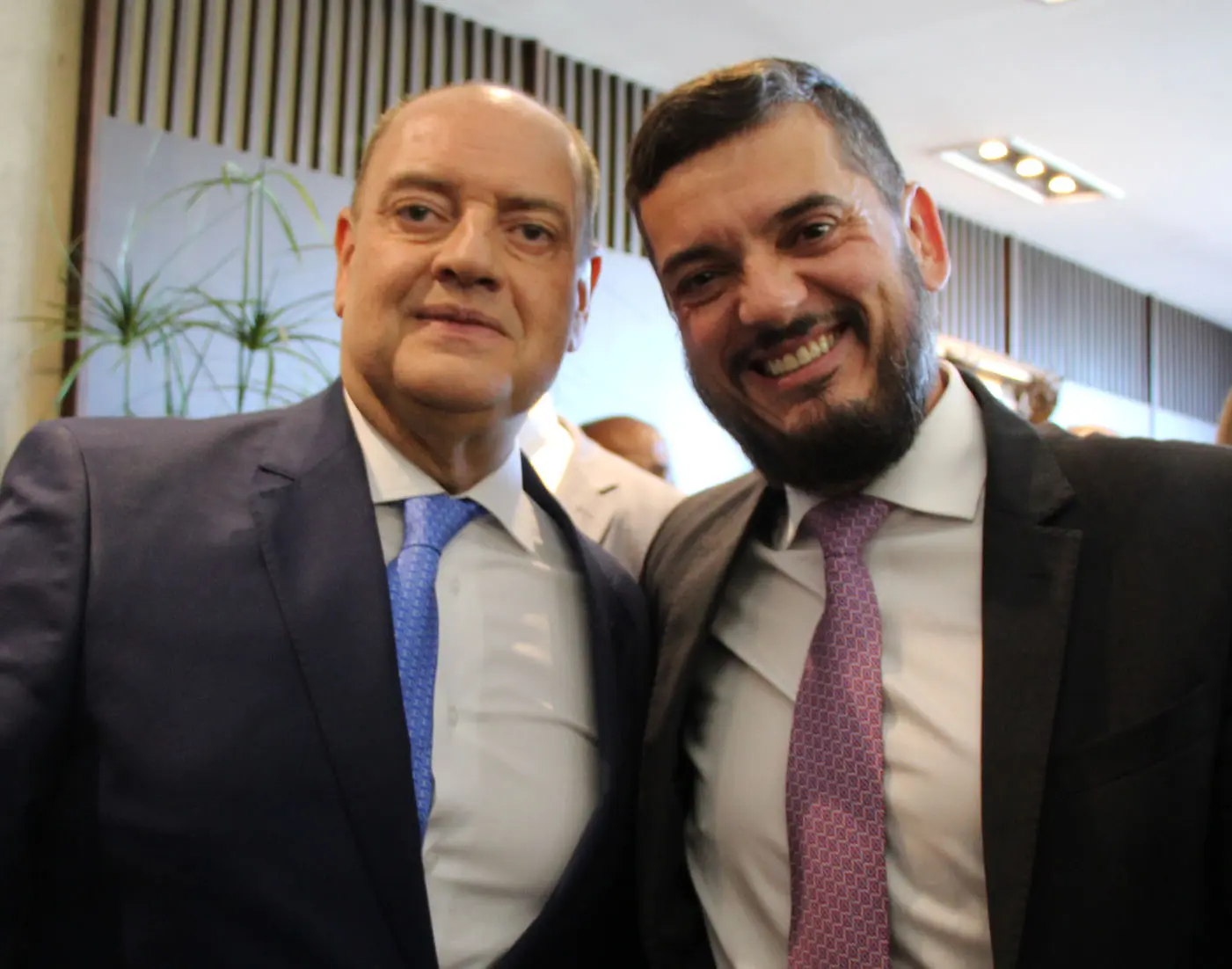 Ricardo Couto e o então presidente da Alerj, Rodrigo Bacellar. Seu afastamento do cargo concluiu o esvaziamento da linha sucessória para o governo do Rio de Janeiro. 