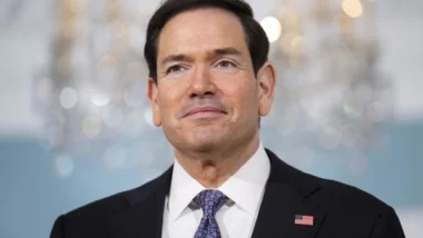 Rubio busca encontro com o papa após críticas de Trump e tentativa do pontífice de evitar confronto.