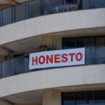 Justiça manda retirar faixa com “honesto” e investiga possível ironia criminosa FAIXA HONESTO
