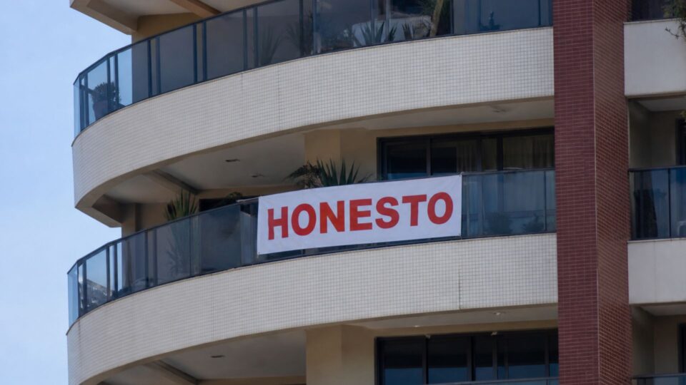 Justiça manda retirar faixa com “honesto” e investiga possível ironia criminosa