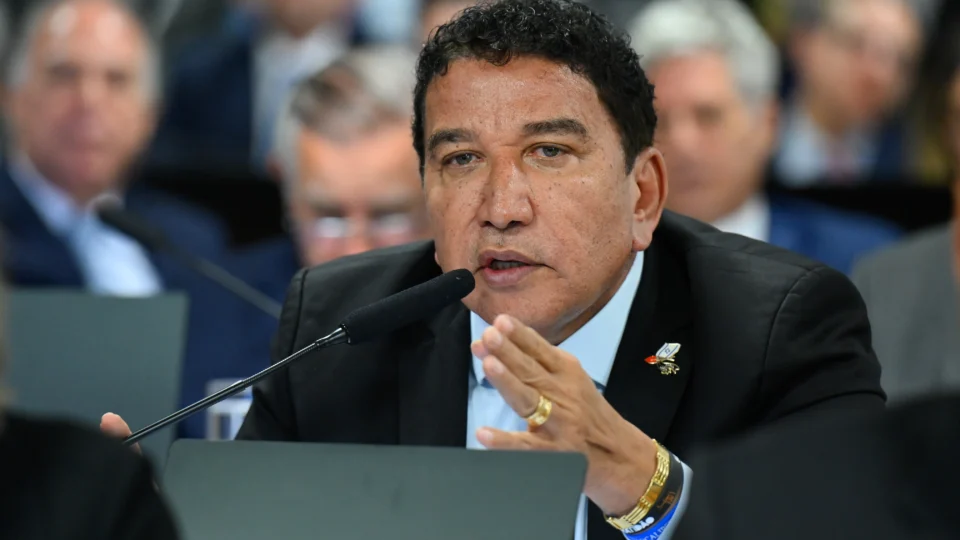 Delegada encaminhou senador a exame de corpo de delito para verificar falha em exame.