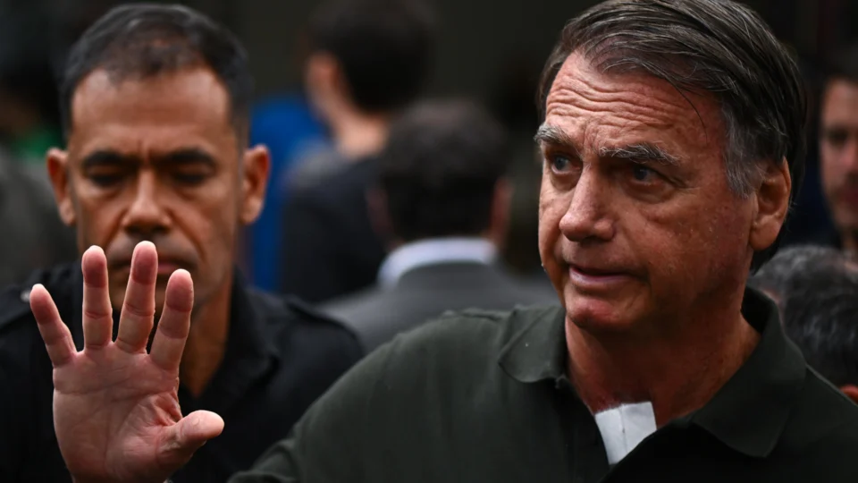 Ex-primeira-dama diz que marido está "chateado" por precisar de auxíliio para se alimentar