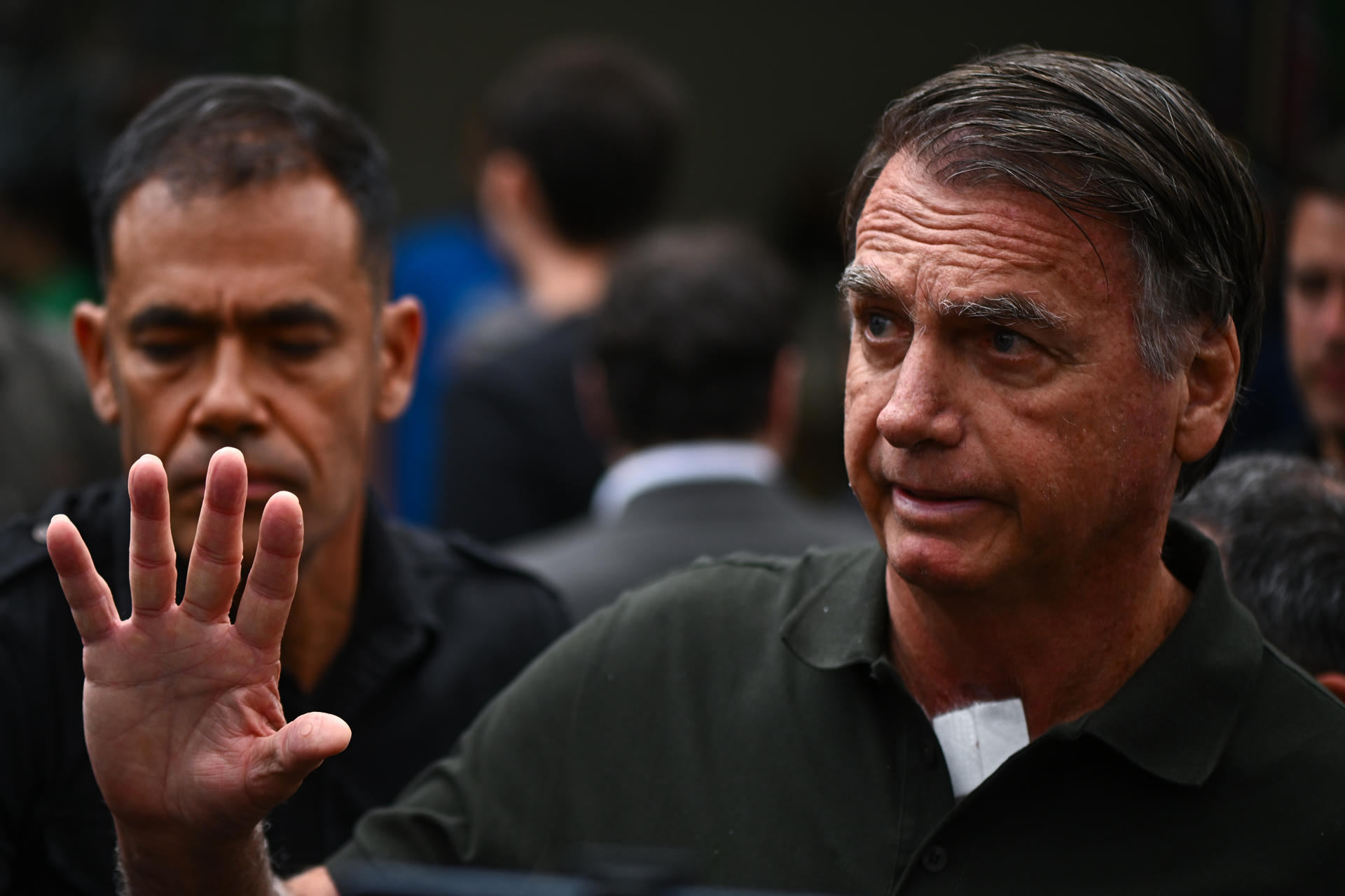 Ex-primeira-dama diz que marido está “chateado” por precisar de auxíliio para se alimentar