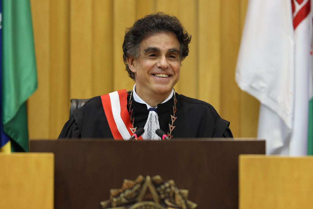Presidente do TST diz ser “vermelho” e critica “azuis”