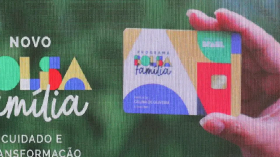 Detalhe de painel divulgando o "Novo Bolsa Família", lançado por Lula em 2023.