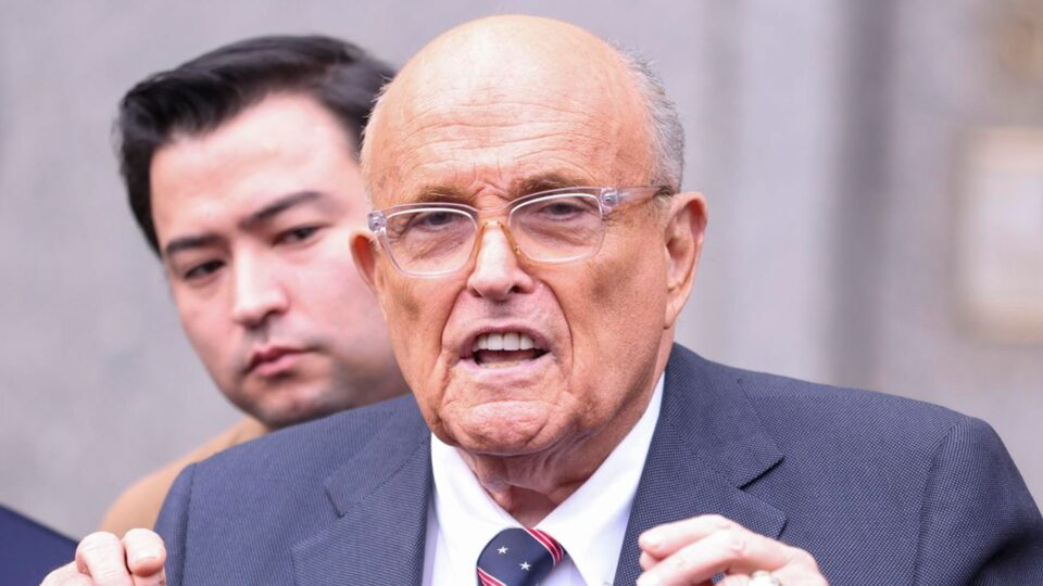 Giuliani é internado em estado grave e Trump culpa democratas