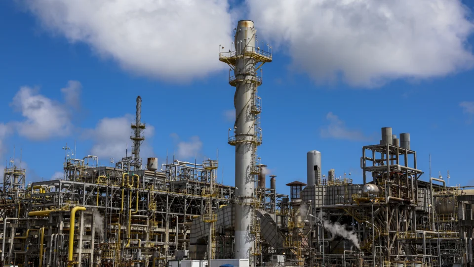 Norma suspensa dá a estados e municípios que não produzem petróleo direito a parte dos ganhos.