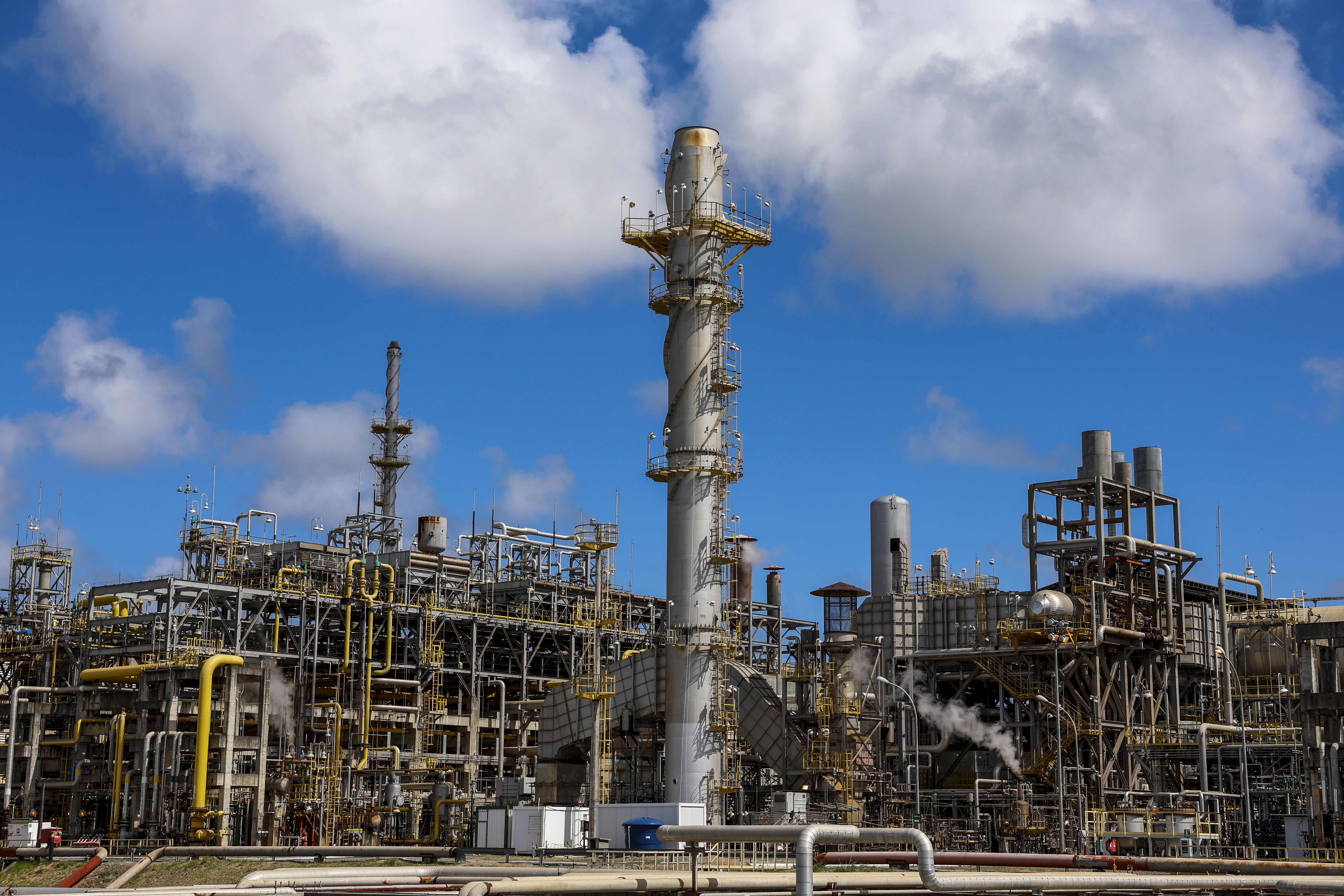 Norma suspensa dá a estados e municípios que não produzem petróleo direito a parte dos ganhos.