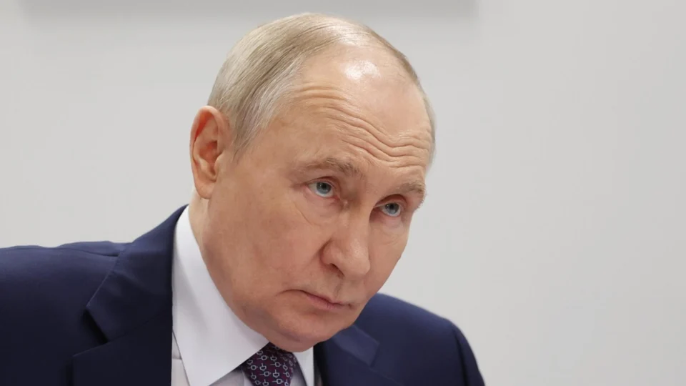 artista critico de putin
