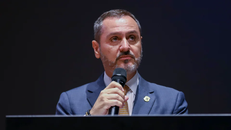 Andrei Rodrigues viajou ao Reino Unido, hospedou-se em hotel de luxo e participou de degustação de whisky, tudo patrocinado pelo banco de Daniel Vorcaro.