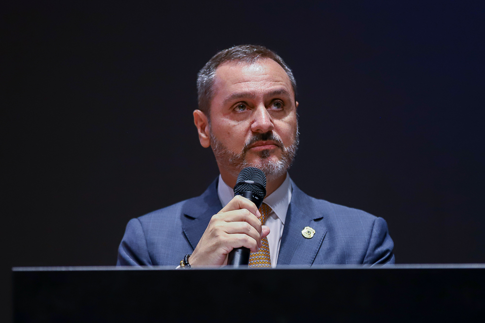 Novo pede investigação de diretor da PF por viagem paga pelo Master