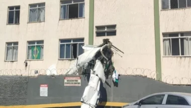 Duas pessoas morreram, incluindo o piloto. Três foram encaminhadas ao hospital. Não houve explosão.