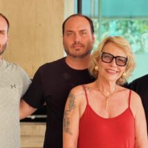 Rogéria Bolsonaro com os filhos Eduardo, Carlos e Flávio