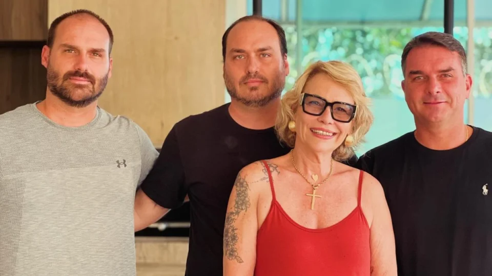 Rogéria Bolsonaro com os filhos Eduardo, Carlos e Flávio