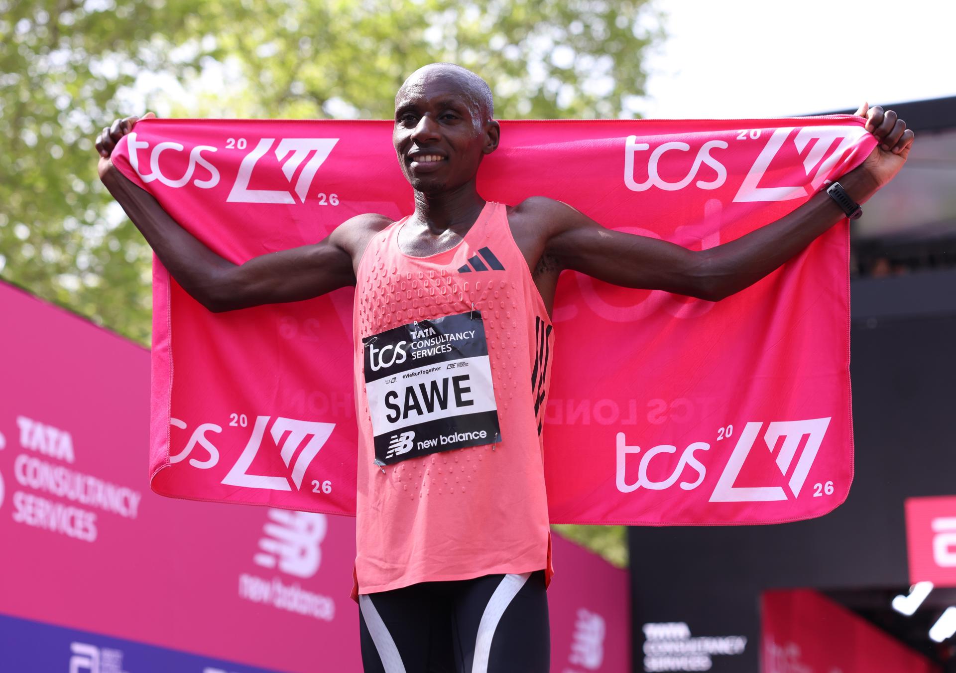 Vencedor da Maratona de Londres, Sawe não falta à missa