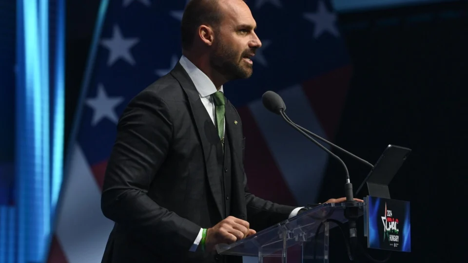 Eduardo Bolsonaro ironiza encontro entre Lula e Trump