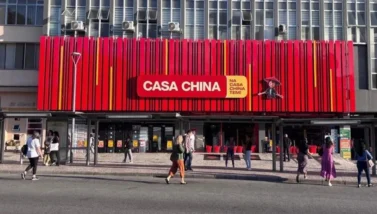 Fachada reformada da Casa China na Praça Rui Barbosa no centro de Curitiba.