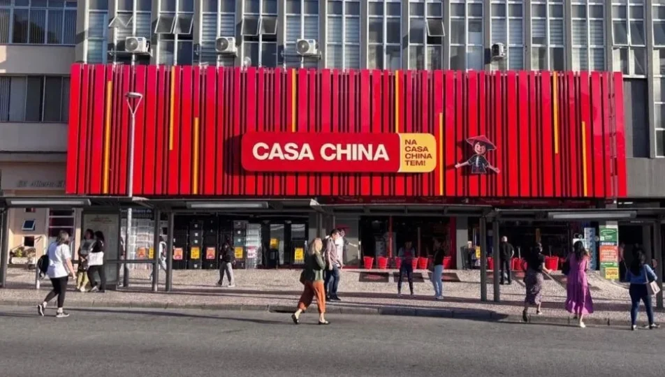 Fachada reformada da Casa China na Praça Rui Barbosa no centro de Curitiba.