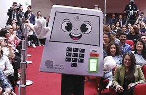 Com crescente desconfiança, TSE lança mascote da urna eletrônica “sem gênero”
