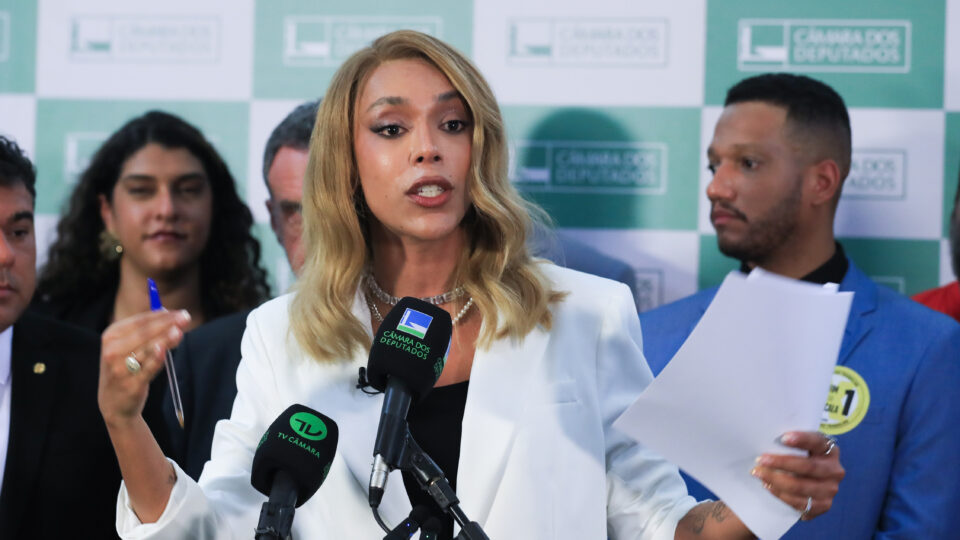 ONG vai à Justiça contra monitoramento pago por emenda de Erika Hilton