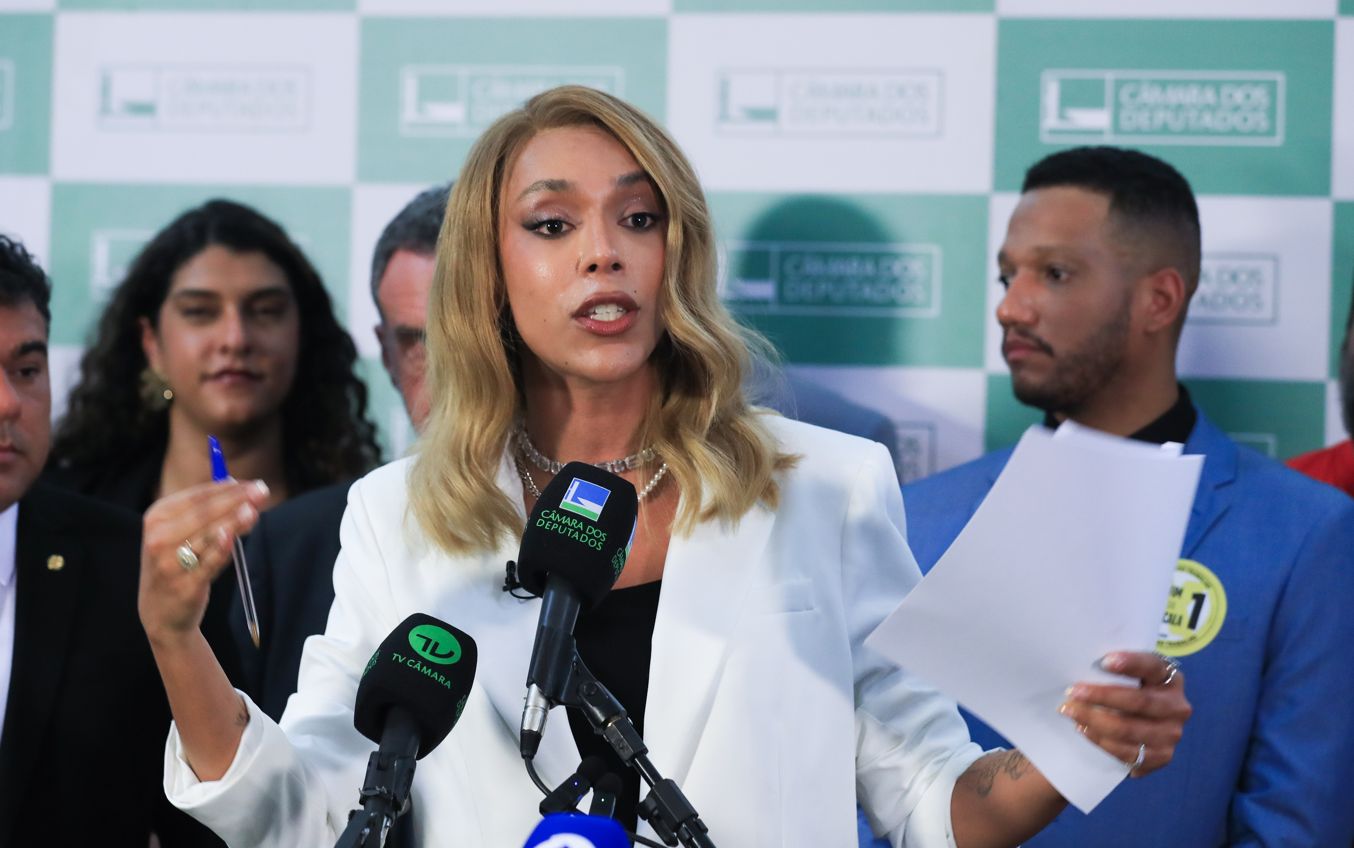 ONG vai à Justiça contra monitoramento pago por emenda de Erika Hilton
