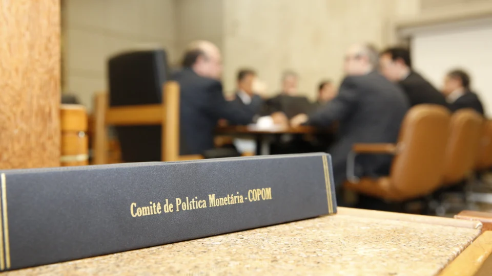 Colegiado levou em conta tensão no oriente médio para manter corte lento, mas citou situação da dívida pública.