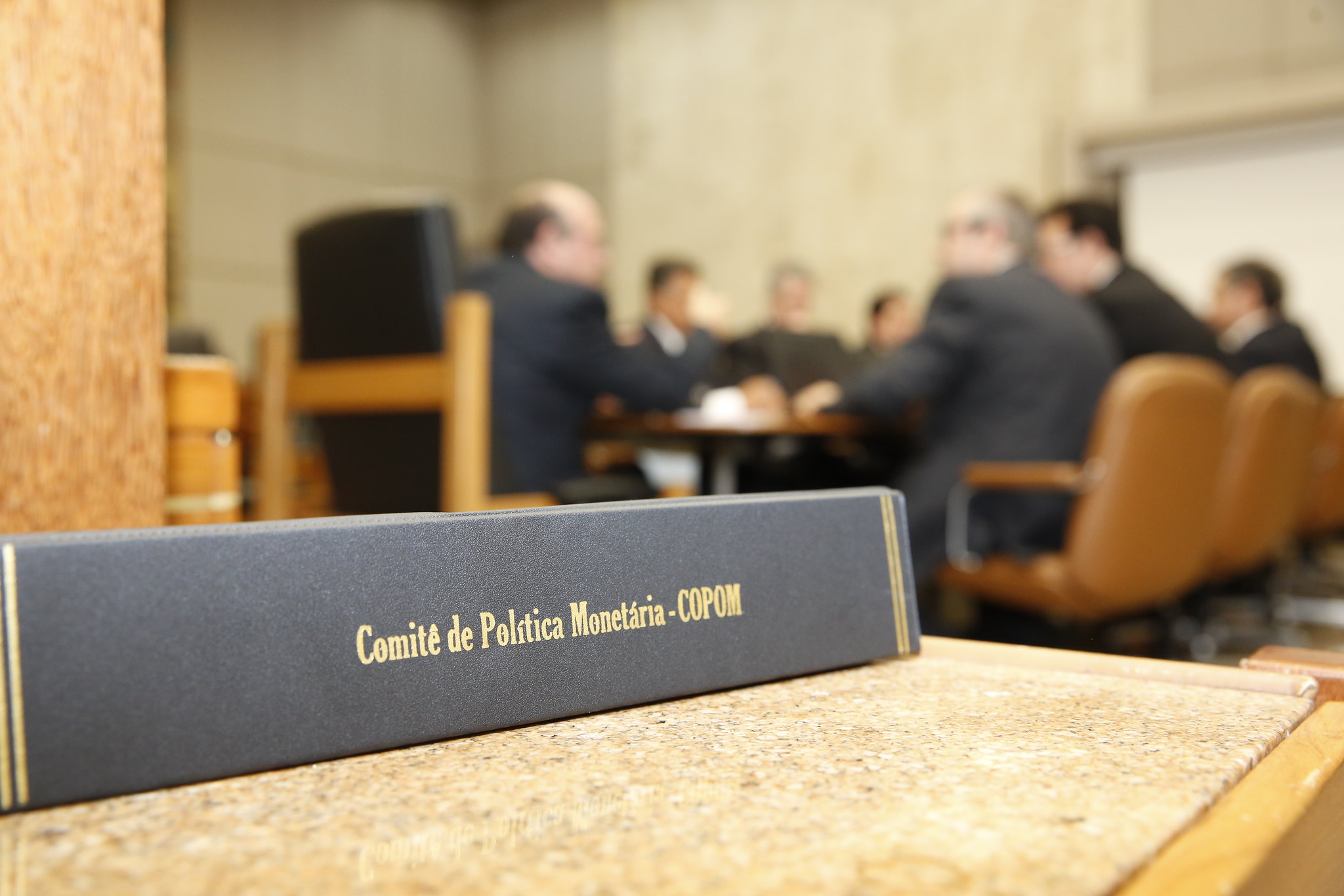 Colegiado levou em conta tensão no oriente médio para manter corte lento, mas citou situação da dívida pública.