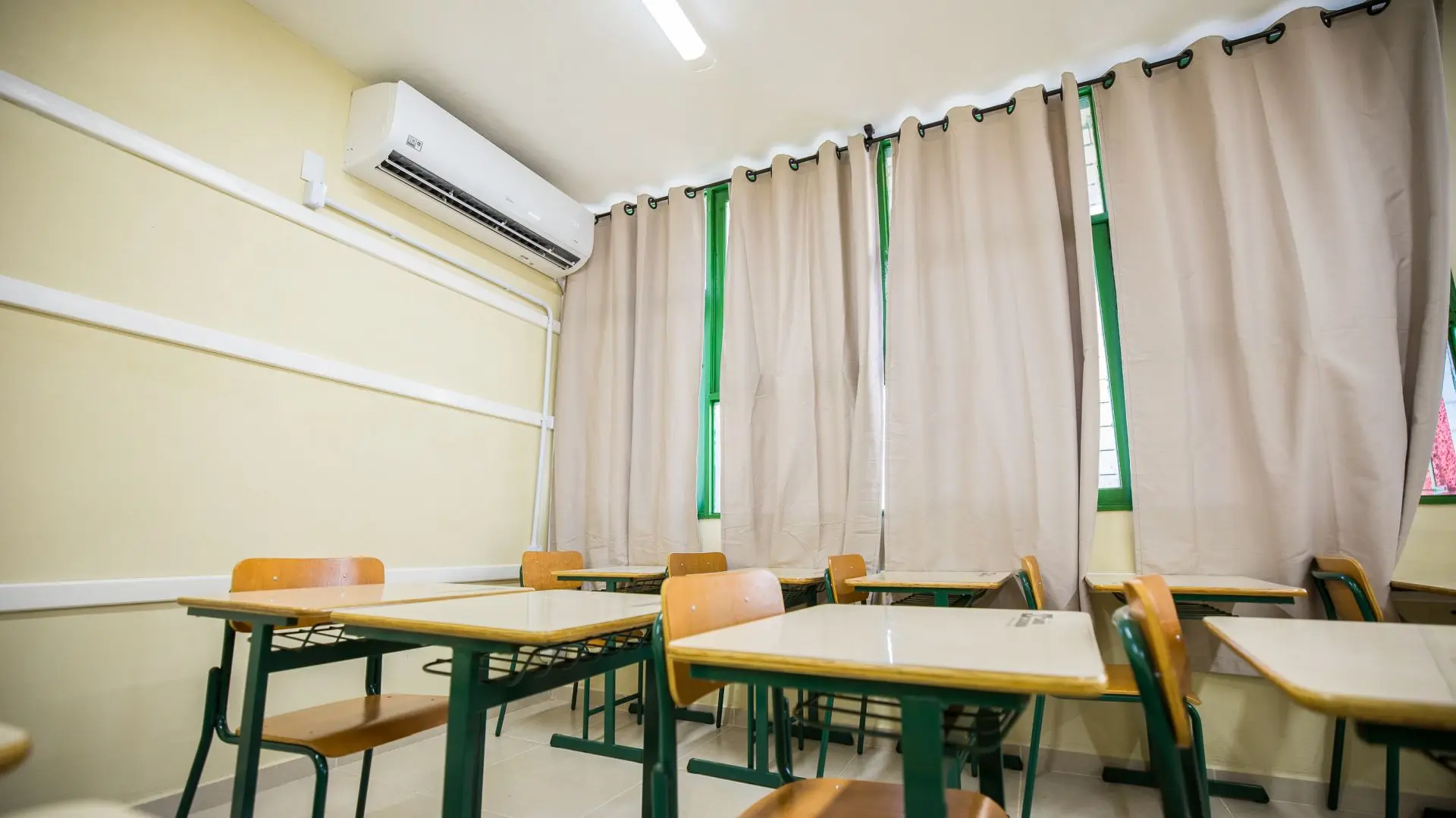 Sala de aula climatizada em escola da rede estadual de Florianópolis: investimento garante conforto térmico e melhores condições para alunos e professores em todo o estado.