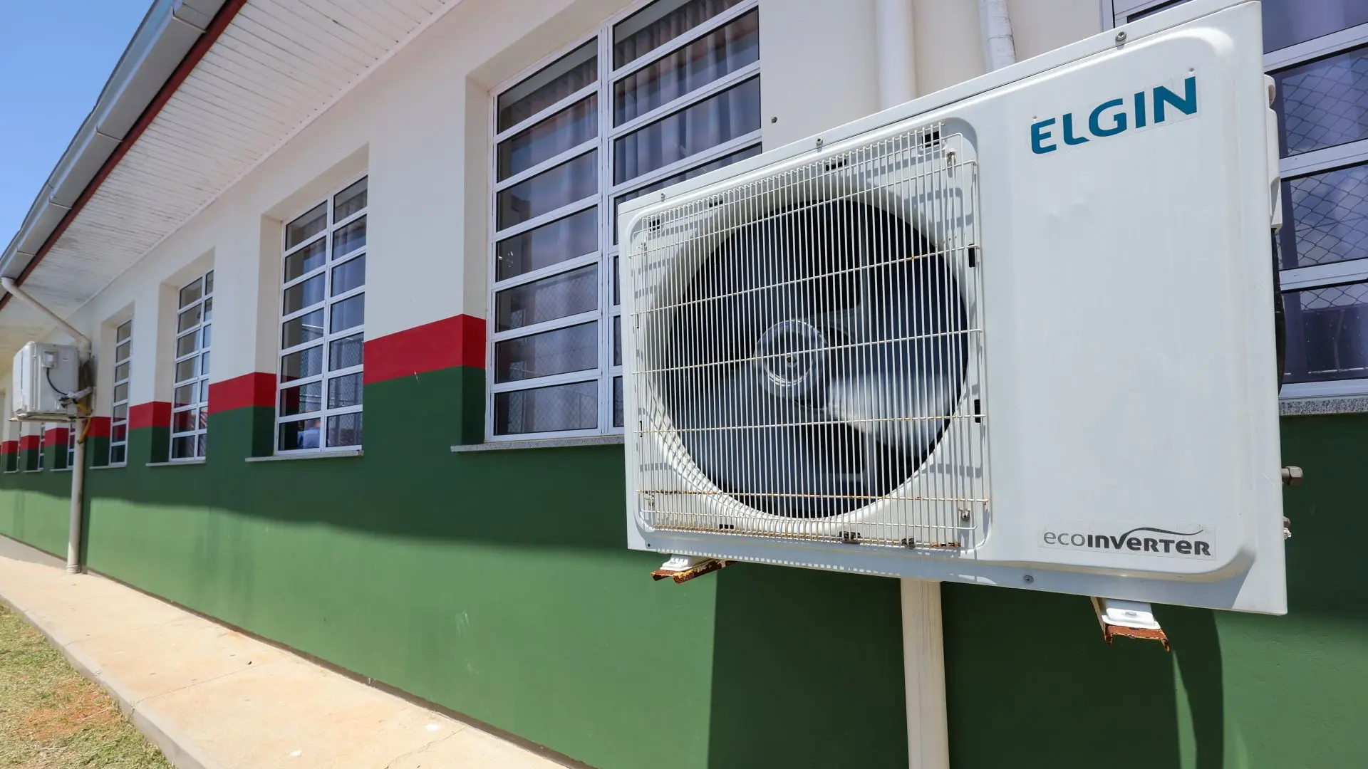 Unidade externa de climatização instalada em escola da rede estadual de Santa Catarina evidencia a estrutura que sustenta a universalização do ar-condicionado nas salas de aula.