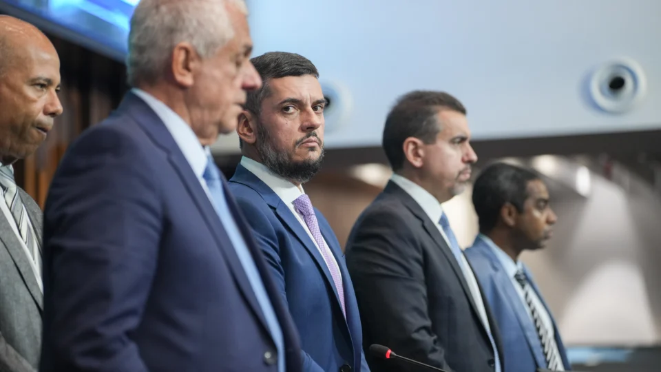 Prisão de Rodrigo Bacellar isolou Castro na chefia do Executivo, sem sucessor. 