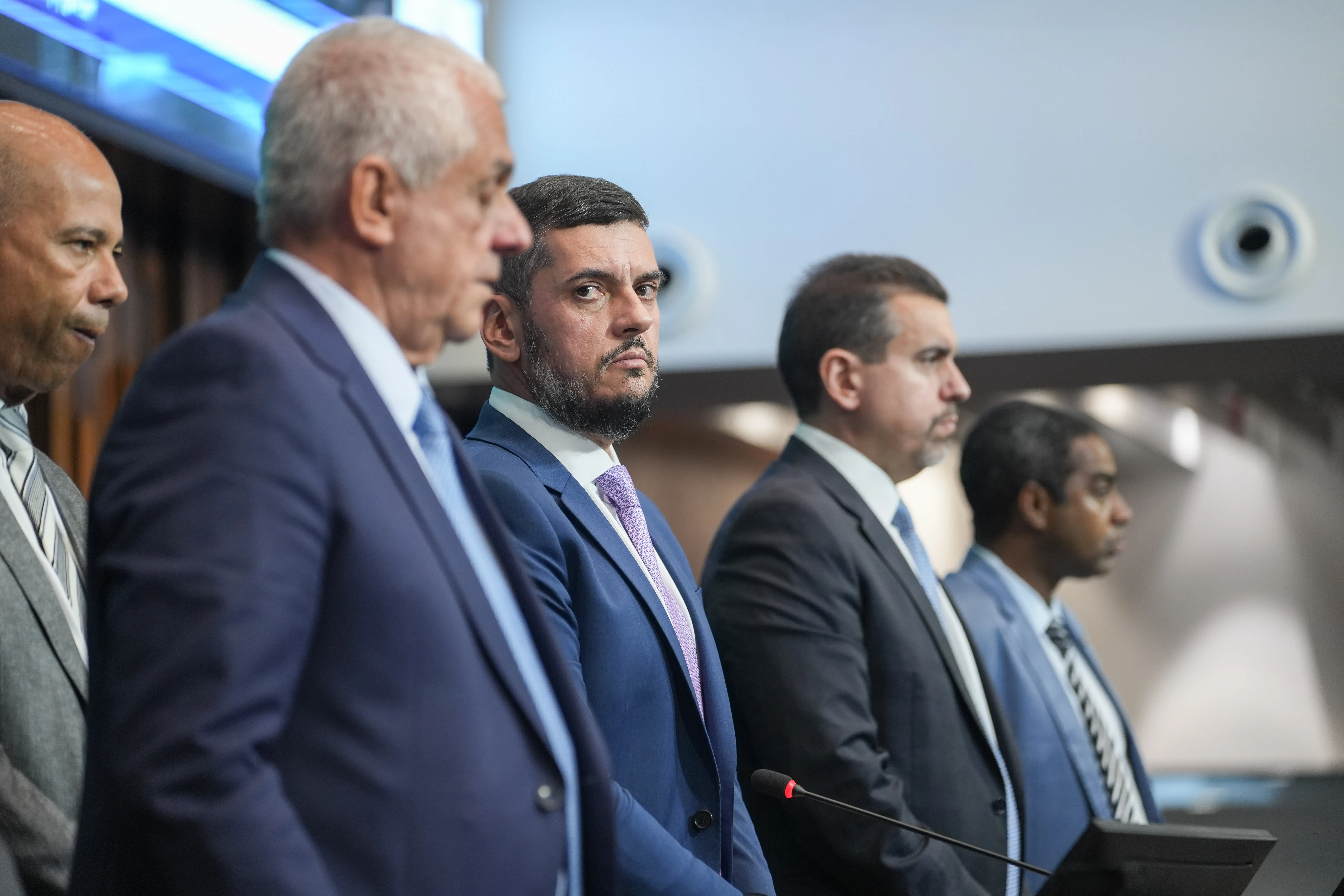 Prisão de Rodrigo Bacellar isolou Castro na chefia do Executivo, sem sucessor. 
