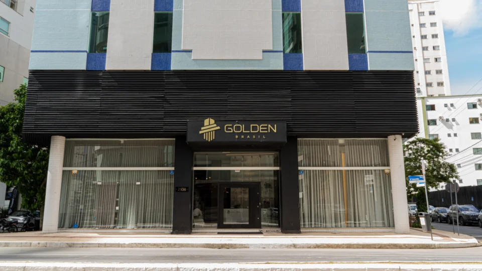 Fachada da Golden Brasil simboliza a nova fase de expansão e consolidação da empresa no mercado de ativos reais, com sede estratégica em Balneário Camboriú.