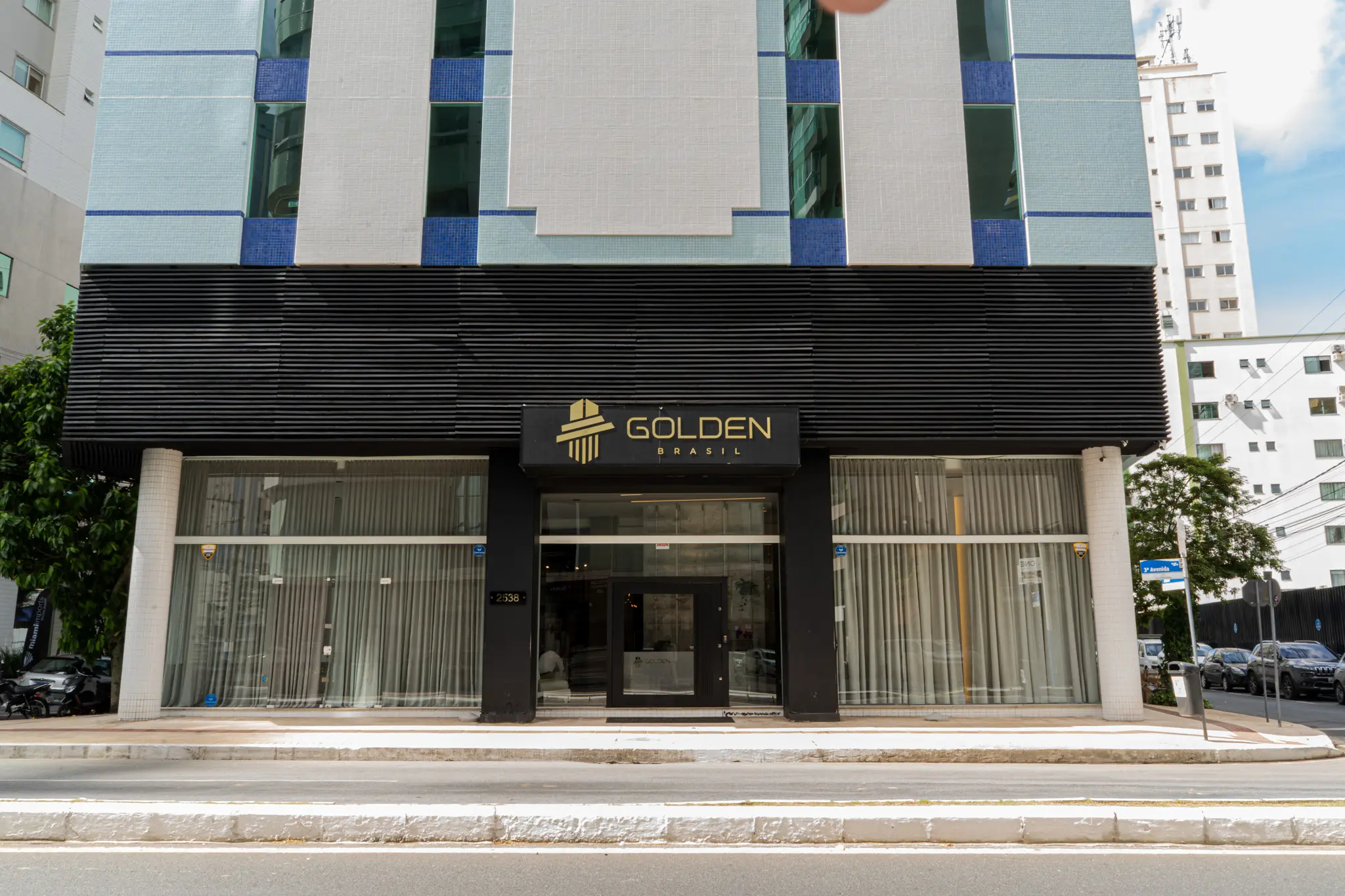 Fachada da Golden Brasil simboliza a nova fase de expansão e consolidação da empresa no mercado de ativos reais, com sede estratégica em Balneário Camboriú.
