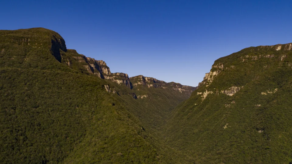 Brita graduada compactada será usada na nova estrada da Serra do Fundo Grande, no lugar do asfalto, para reduzir impactos e manter a via integrada à paisagem natural.