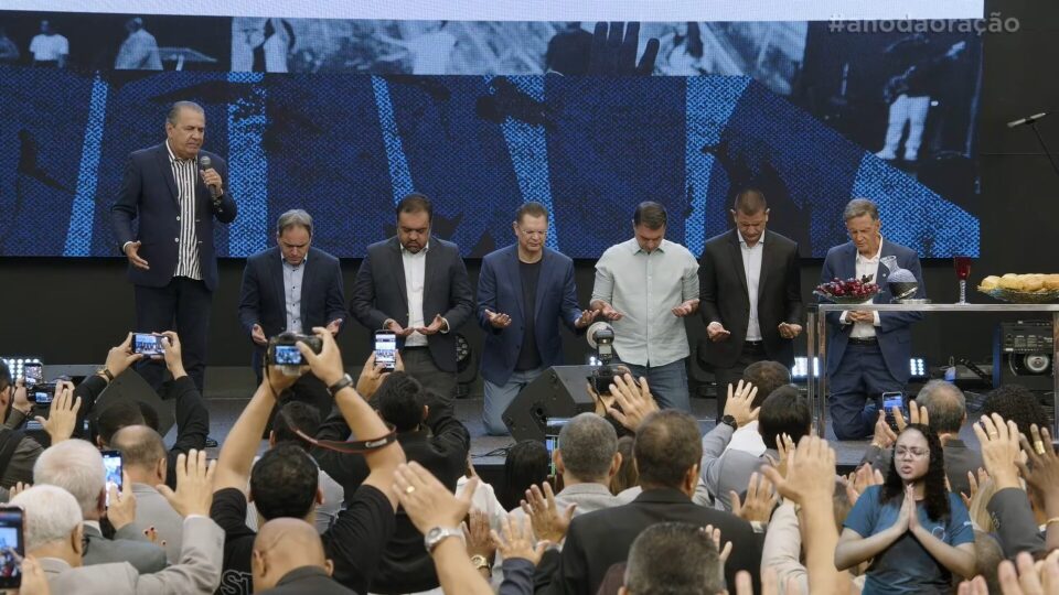 Flávio Bolsonaro é alvo de pedido de inelegibilidade por participação em culto de Malafaia