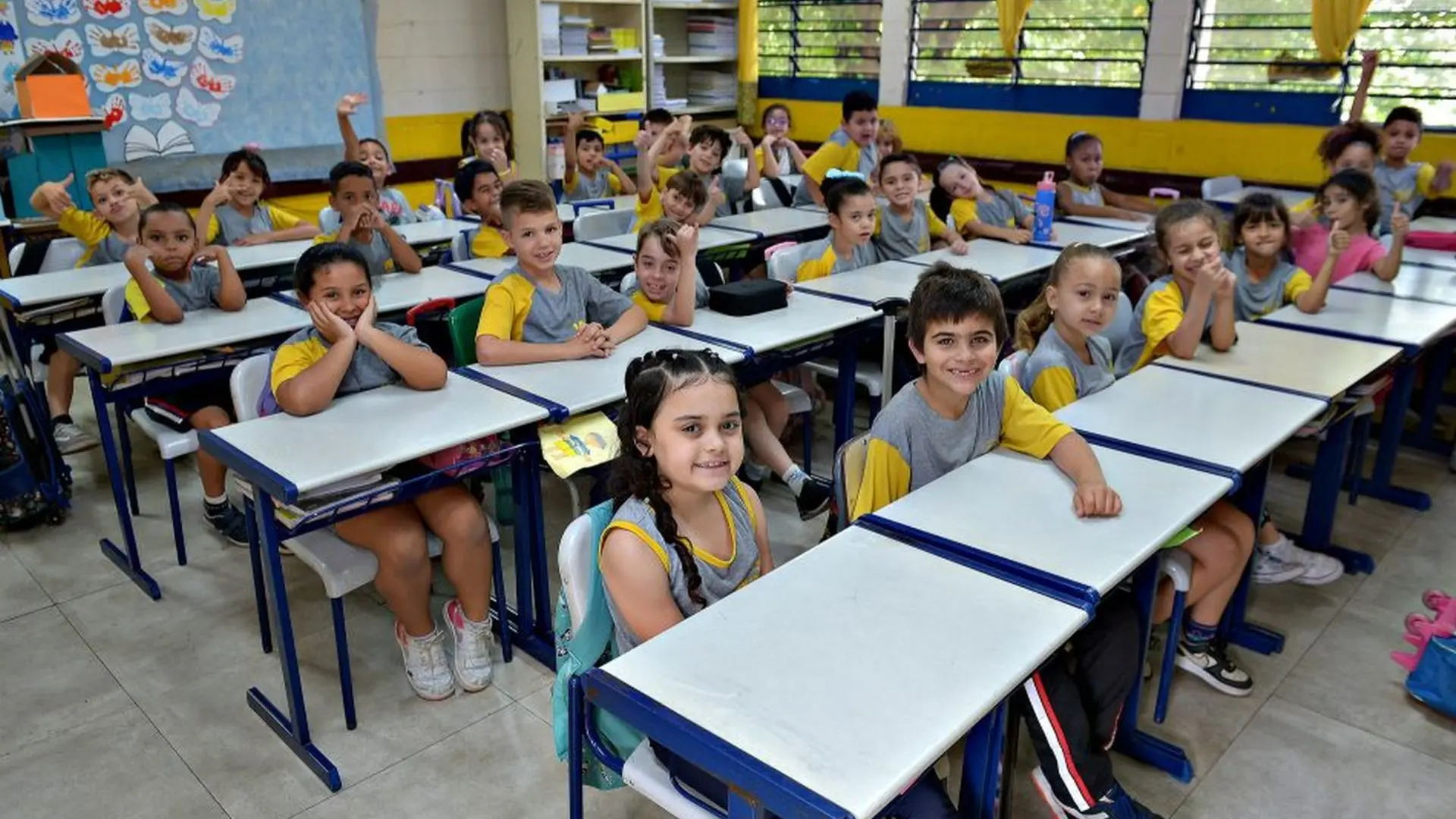 Estudantes em sala de aula da rede pública participam de atividades escolares, refletindo o alcance das políticas educacionais que fortalecem a alfabetização e a aprendizagem em todo o estado.