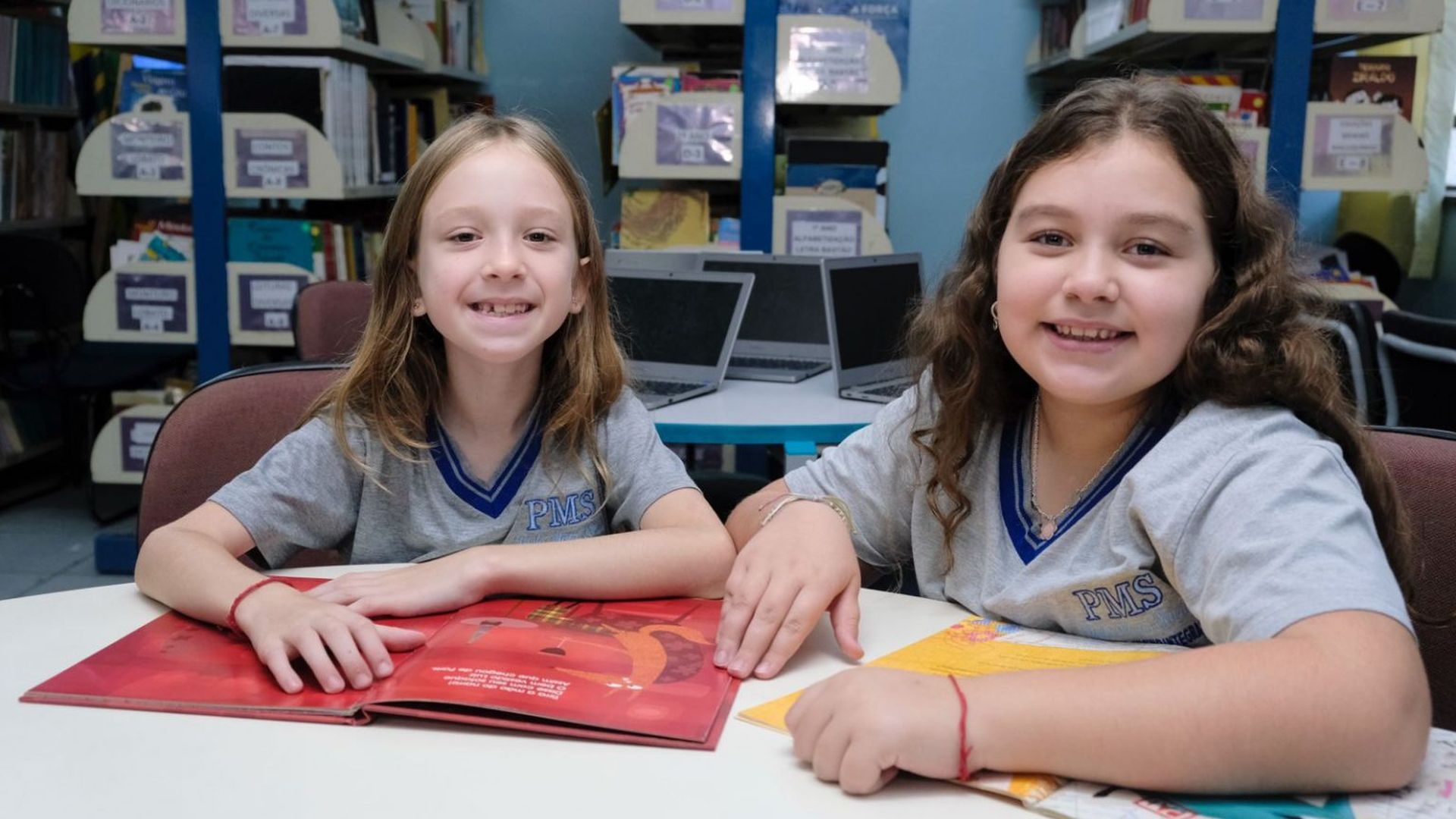Alunas participam de atividade de leitura em ambiente escolar estruturado, reflexo das ações do programa que ampliaram o número de crianças alfabetizadas e fortaleceram a aprendizagem na idade certa em todo o estado.