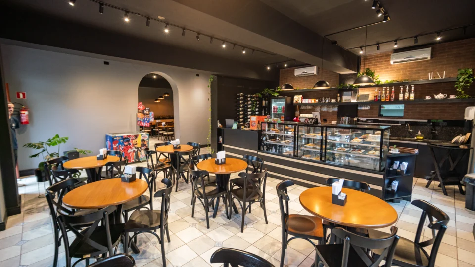 Restaurante serve pratos típicos alemães e cafeteria oferece tradicional rocambole de suspiros.